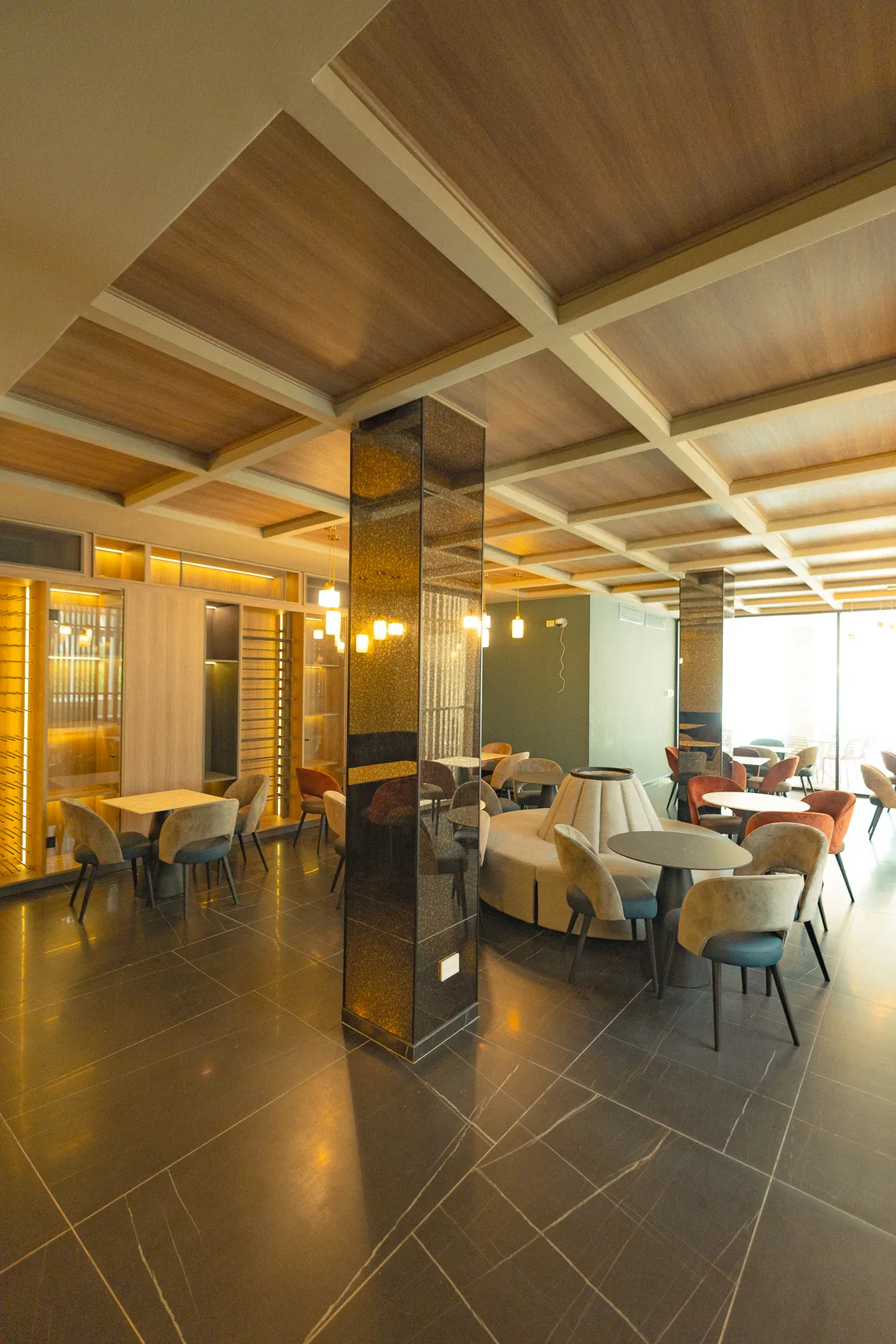 La Cava, un salón íntimo de madera y luz cálida