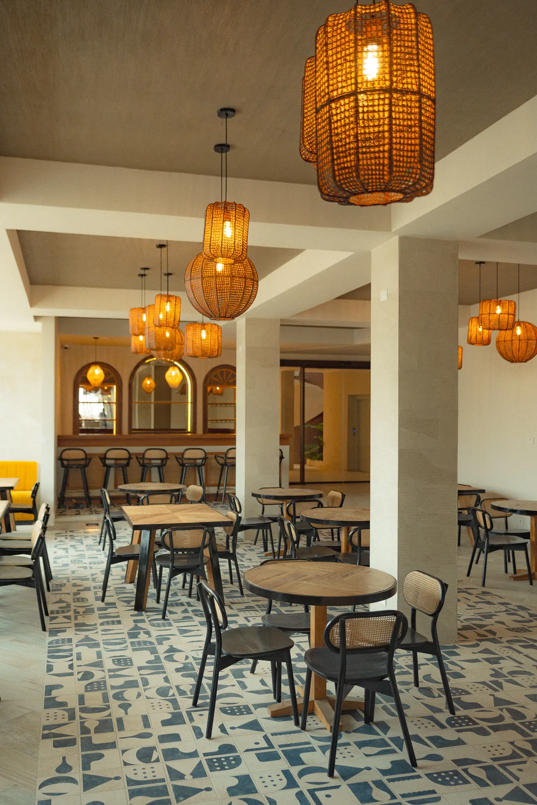 El Bistro, con lámparas de mimbre y mesas de madera